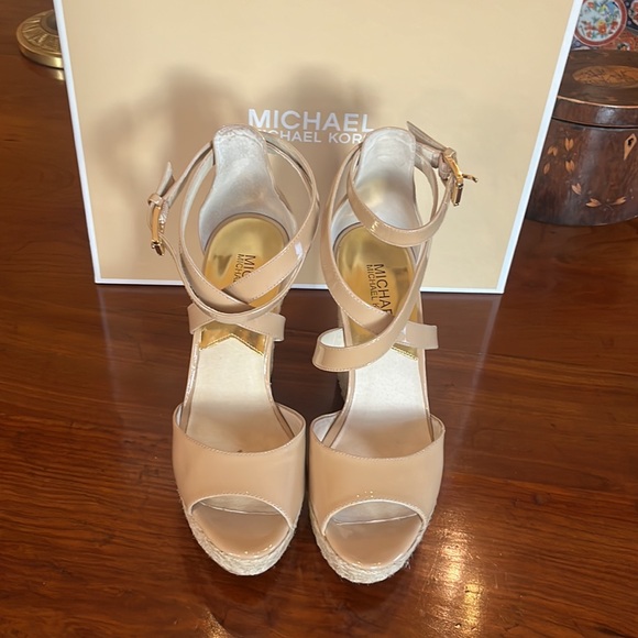 Michael Kors Gabriela Nude Patent Woven Wedge Sandal - Picture 4 of 10
